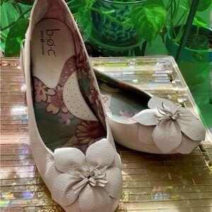 B.O.C. Bone pebbled leather flat size 9.5 M.
